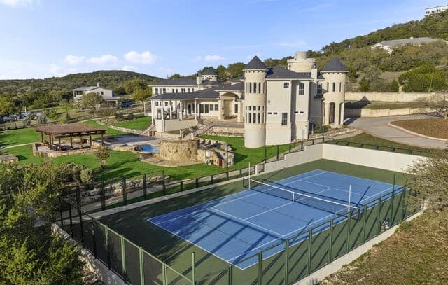 6-bedroom rental at 6762 Manor Hl in San Antonio, TX — photo 4