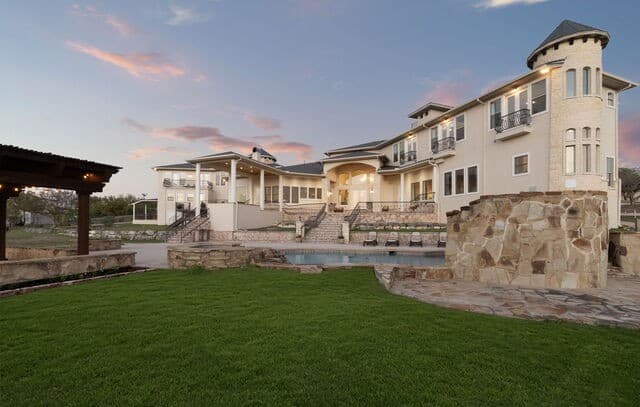 6-bedroom rental at 6762 Manor Hl in San Antonio, TX — photo 5