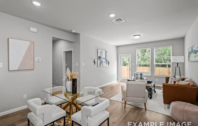 5-bedroom rental at 285 W Quill Dr Building 12 in San Antonio, TX — photo 5
