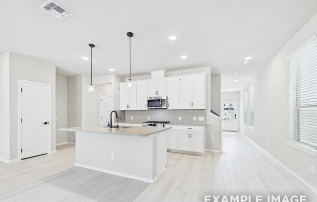3-bedroom rental at 285 W Quill Dr Building 13 in San Antonio, TX — photo 3