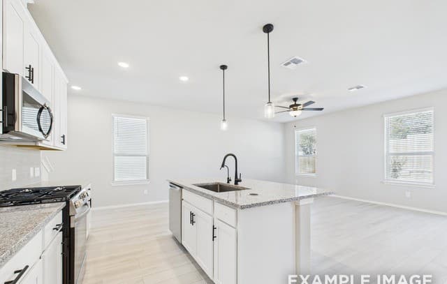 3-bedroom rental at 285 W Quill Dr Building 13 in San Antonio, TX — photo 4