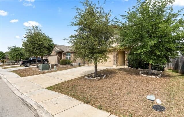 5-bedroom rental at 2622 Willow Pond in San Antonio, TX — photo 4