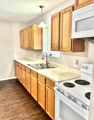 2-bedroom rental at 1314 Commerce in Jourdanton, TX — photo 2