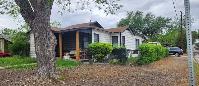 3-bedroom rental at 701 Linares St in San Antonio, TX — photo 2
