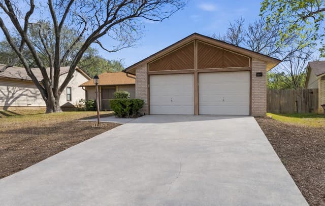 3-bedroom rental at 14422 Bluewood in San Antonio, TX — photo 1