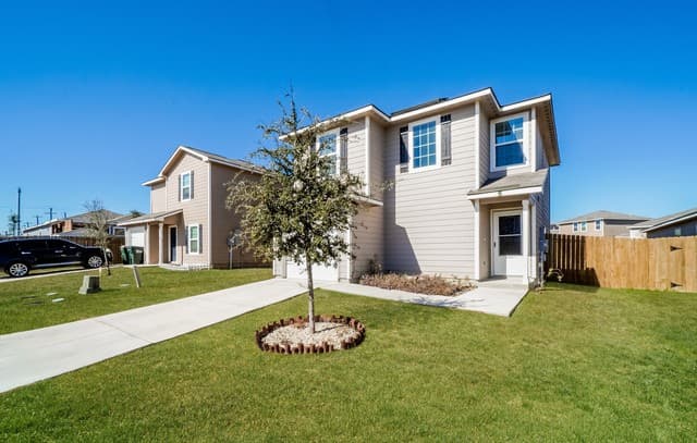3-bedroom rental at 12363 Kirshner Way in San Antonio, TX — photo 2