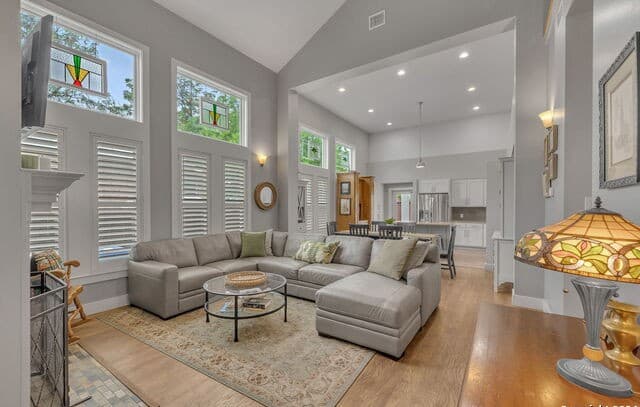 4-bedroom rental at 728 E Guenther St in San Antonio, TX — photo 4