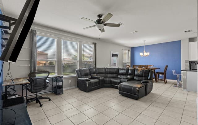 3-bedroom rental at 1007 Loma Mesa in San Antonio, TX — photo 2
