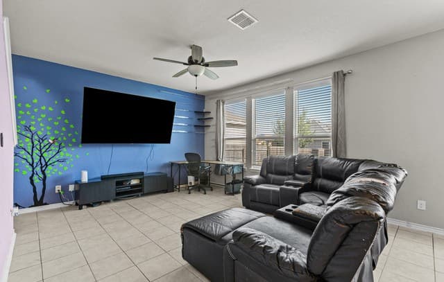3-bedroom rental at 1007 Loma Mesa in San Antonio, TX — photo 3