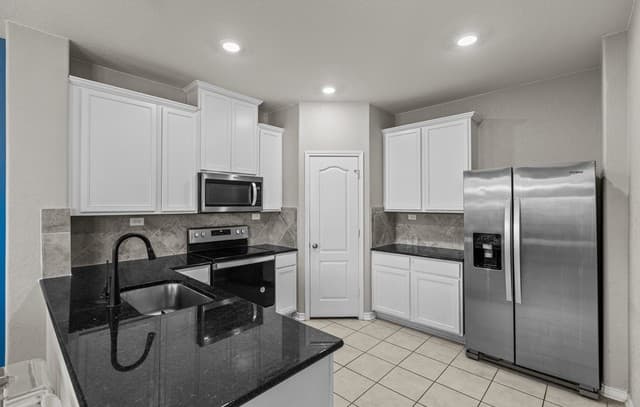 3-bedroom rental at 1007 Loma Mesa in San Antonio, TX — photo 4