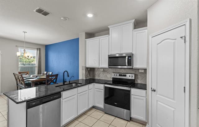 3-bedroom rental at 1007 Loma Mesa in San Antonio, TX — photo 5