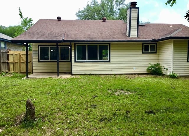 2-bedroom rental at 11009 Forest Crown in Live Oak, TX — photo 1