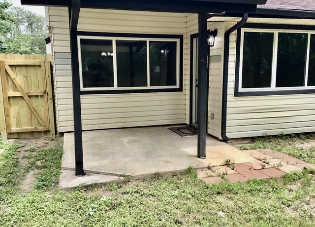 2-bedroom rental at 11009 Forest Crown in Live Oak, TX — photo 2