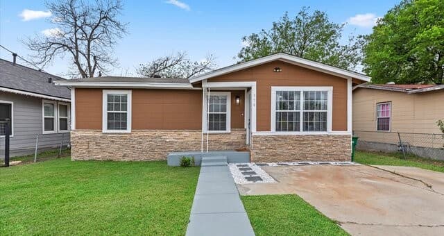 3-bedroom rental at 310 Aldama in San Antonio, TX — photo 1