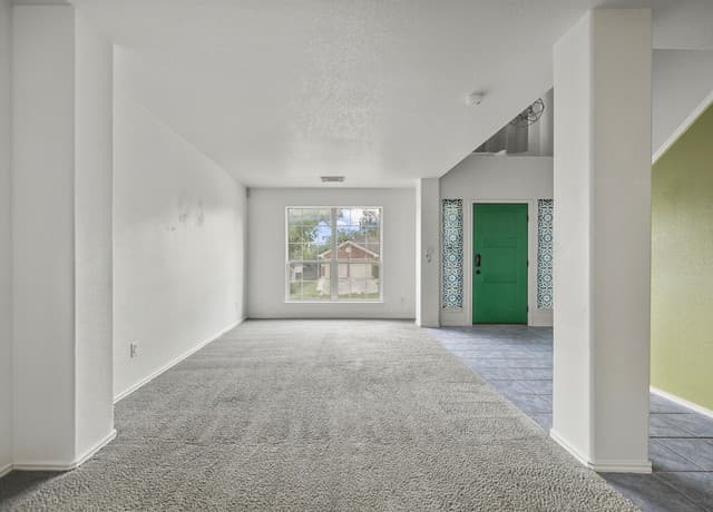 4-bedroom rental at 15714 Knollcircle in San Antonio, TX — photo 4