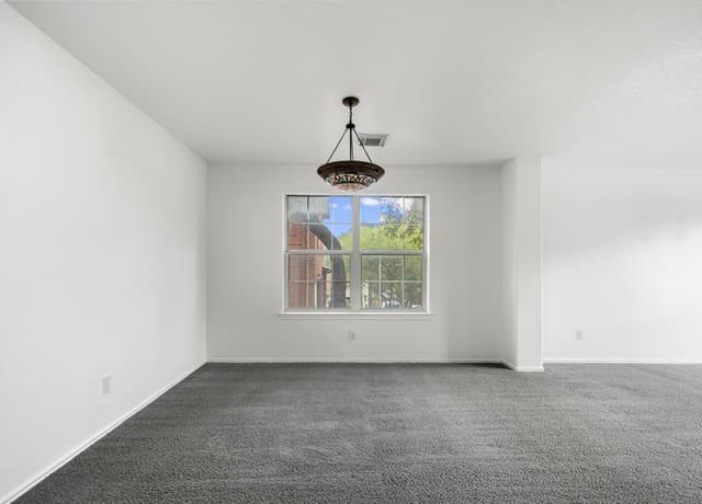 4-bedroom rental at 15714 Knollcircle in San Antonio, TX — photo 5