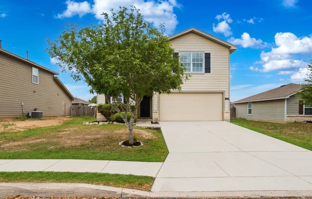 4-bedroom rental at 818 Three Wood Way in San Antonio, TX — photo 2