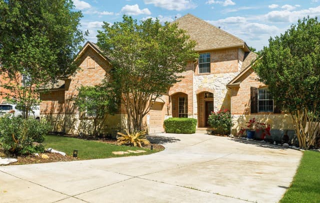 5-bedroom rental at 726 Treaty Oak in San Antonio, TX — photo 1