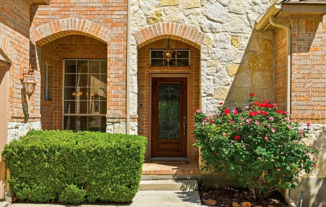 5-bedroom rental at 726 Treaty Oak in San Antonio, TX — photo 2
