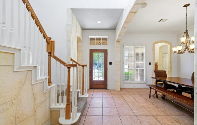 5-bedroom rental at 726 Treaty Oak in San Antonio, TX — photo 3