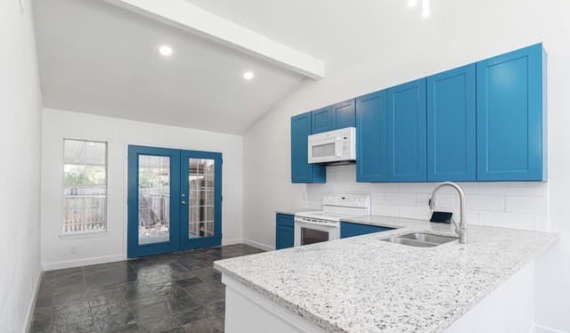 2-bedroom rental at 7006 Glen Pass in San Antonio, TX — photo 2