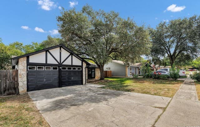 3-bedroom rental at 5915 Lake Champlain in San Antonio, TX — photo 3