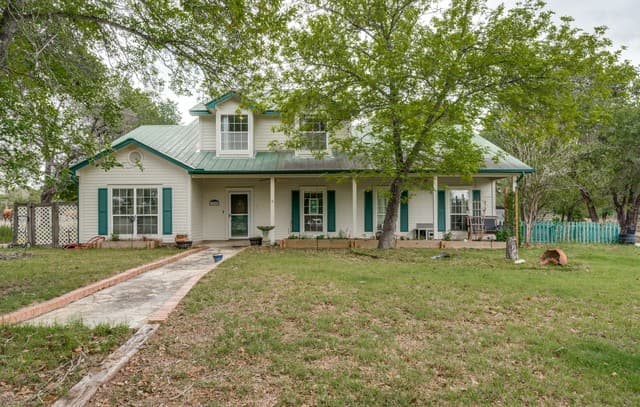4-bedroom rental at 1855 Burr Oak Ln in Adkins, TX — photo 1