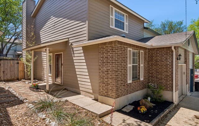 3-bedroom rental at 6058 Gaelic in San Antonio, TX — photo 4