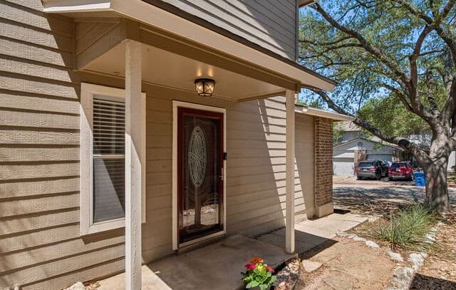 3-bedroom rental at 6058 Gaelic in San Antonio, TX — photo 5