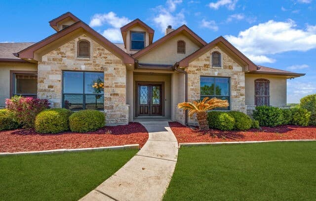 4-bedroom rental at 1001 Fm 471 in Castroville, TX — photo 2