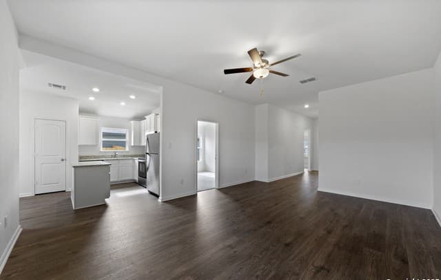 Home for sale at 16177 Farmer in Lytle, TX — photo 4