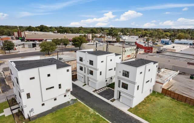 rental at 3208 N Elmendorf in San Antonio, TX — photo 2