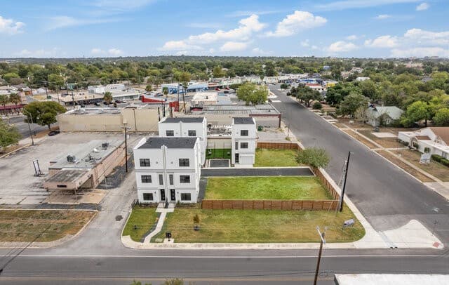 rental at 3208 N Elmendorf in San Antonio, TX — photo 4