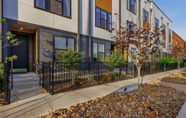 3-bedroom rental at 719 E Locust St Unit 4107 in San Antonio, TX — photo 3