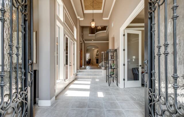 6-bedroom rental at 915 Campanile in San Antonio, TX — photo 4