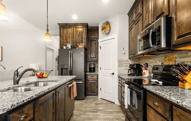 3-bedroom rental at 950 Live Oak Dr in Spring Branch, TX — photo 4