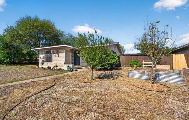 3-bedroom rental at 303 Woley in San Antonio, TX — photo 2