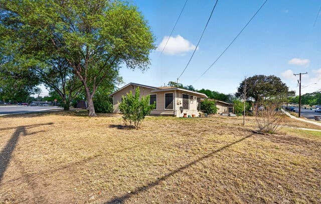 3-bedroom rental at 303 Woley in San Antonio, TX — photo 4