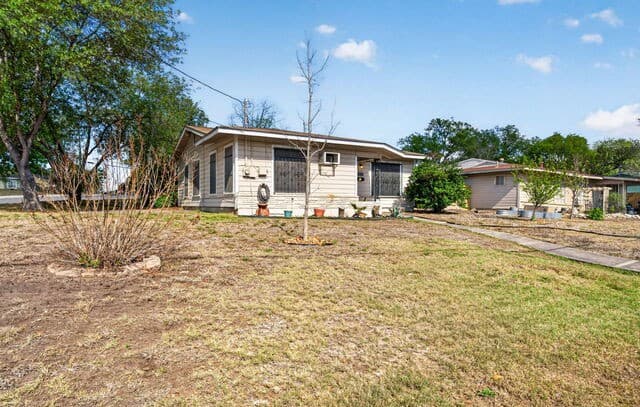 3-bedroom rental at 303 Woley in San Antonio, TX — photo 5