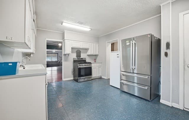 3-bedroom rental at 1938 W Kings Hwy in San Antonio, TX — photo 4
