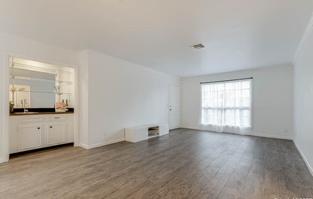 2-bedroom rental at 7926 Broadway Unit 101 in San Antonio, TX — photo 2