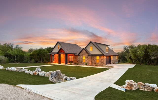 5-bedroom rental at 827 County Road 2801 E in Mico, TX — photo 2