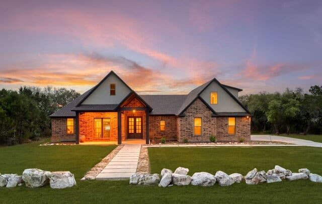 5-bedroom rental at 827 County Road 2801 E in Mico, TX — photo 3