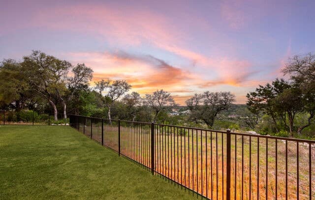 5-bedroom rental at 827 County Road 2801 E in Mico, TX — photo 4