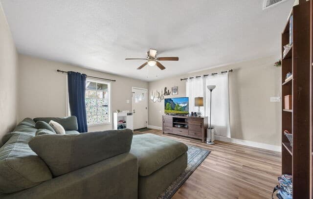 3-bedroom rental at 303 Winburn Ave in Schertz, TX — photo 4