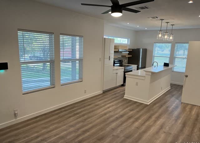 2-bedroom rental at 2507 E Commerce St in San Antonio, TX — photo 2
