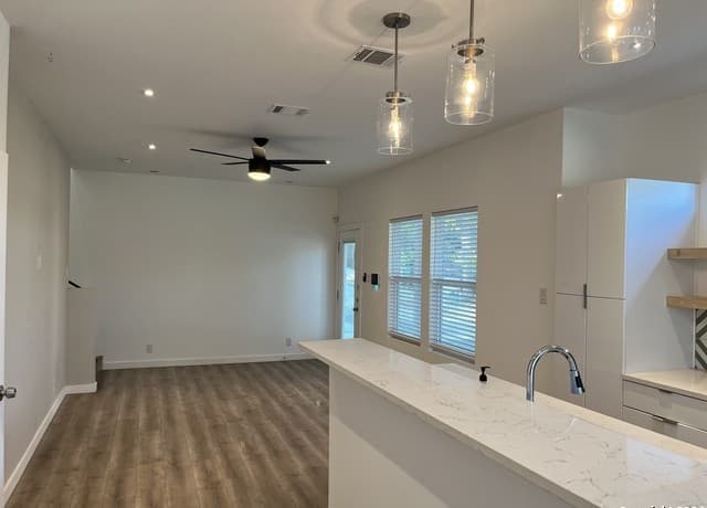 2-bedroom rental at 2507 E Commerce St in San Antonio, TX — photo 3