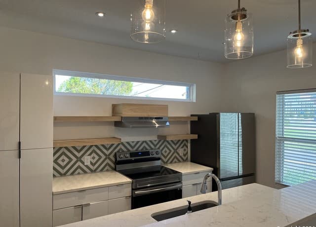 2-bedroom rental at 2507 E Commerce St in San Antonio, TX — photo 5