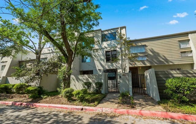 4-bedroom rental at 3103 Eisenhauer Rd Unit J 11 in San Antonio, TX — photo 1