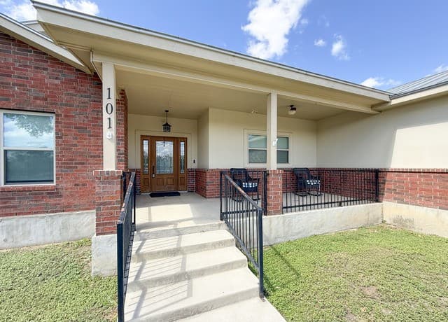 4-bedroom rental at 101 8th St in Natalia, TX — photo 3